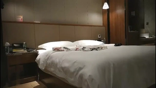 胸部丰满的金发继妹Aubrey Sinclair在POV中被继兄操了
