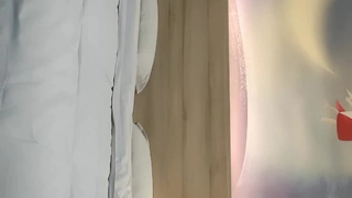 热情的欧洲情侣享受感性的接吻会话