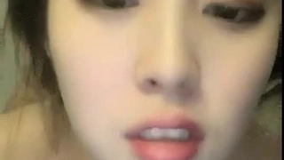 观看一个娇小的棕发女郎被一根大鸡巴支配和猛烈地操